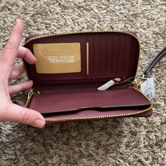 Michael Kors Jet Set Large Flat Multifunction Phone Case - Merlot NWT!!! - Picture 3 of 4